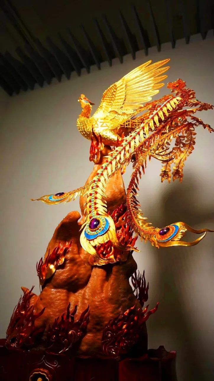 《凤凰涅槃》因其工艺所用原材料贵重,人工耗费巨大,非宫廷不足以享用