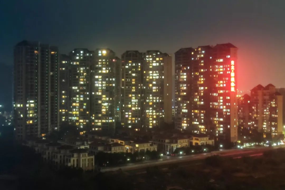 摄▼▼居民小区楼栋色彩斑斓绝非往年可比万家灯火亮起,以致夜幕降临