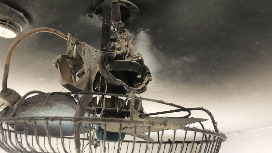 冒烟物品为电风扇明火已被扑灭消防人员到场时深圳坪山区某小区的一个