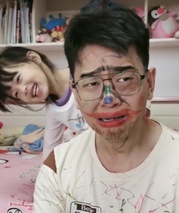 原创全网最没地位爸爸走红拒绝被女儿化妆被老婆赶到书房过夜