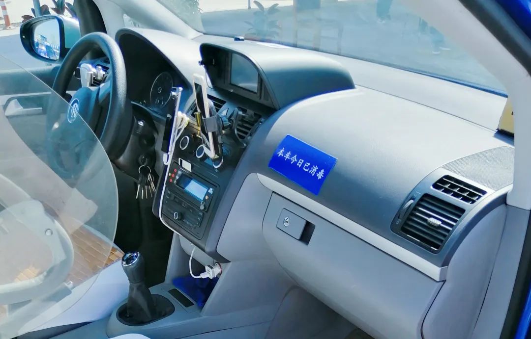 提示每天车内外清洁消毒亮晶晶的出租车亮相申城马路