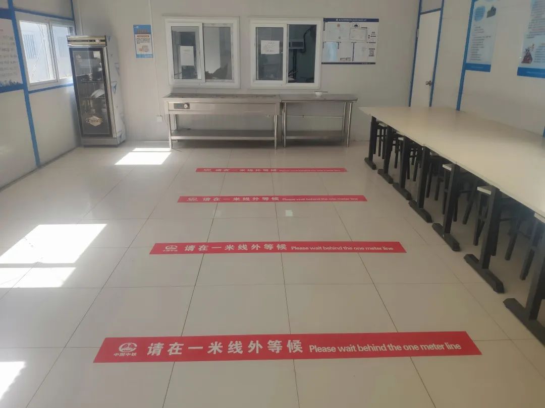 食堂排队一米线日常消杀工作一是严格按照北京市疫情防控管控要求