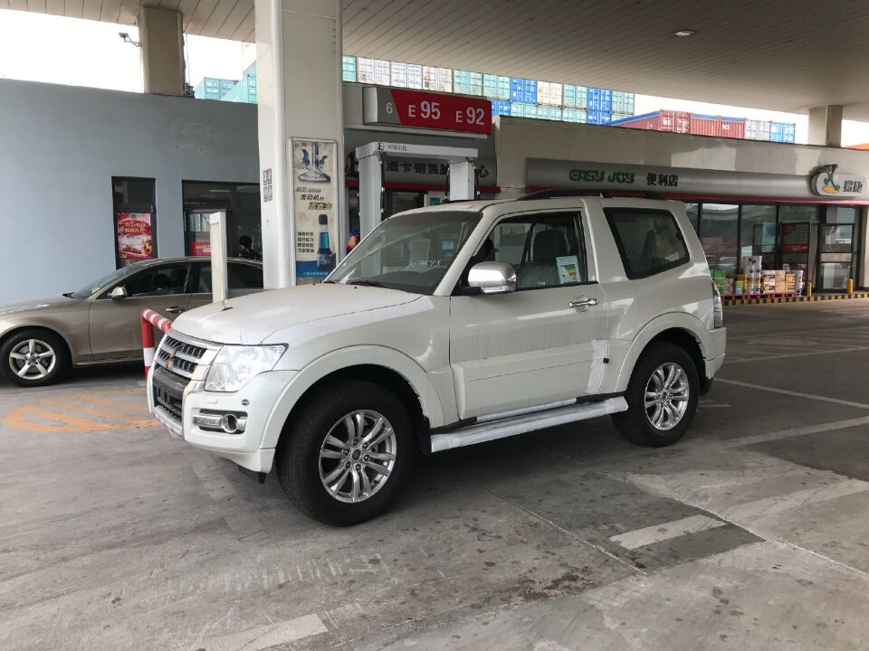 全新一代三菱帕杰罗v87亮相!双门造型 四驱,越野比普拉多还给力