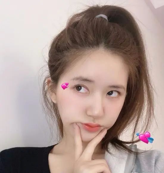 赵露思晒出搞怪照片脸蛋圆润很可爱这眉毛是该好好修一下了