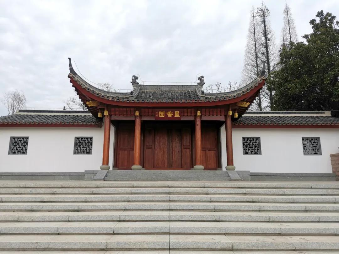 其面积约2000平方米,320米的长廊将叠山书院,弋阳腔艺术保护展演中心