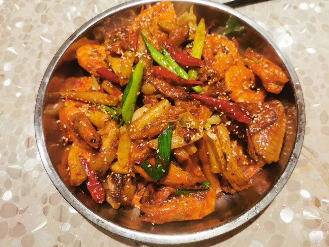 接下来又是一道热辣菜系——干锅鸡翅虾~干锅爱好者们赶快跟着菜谱