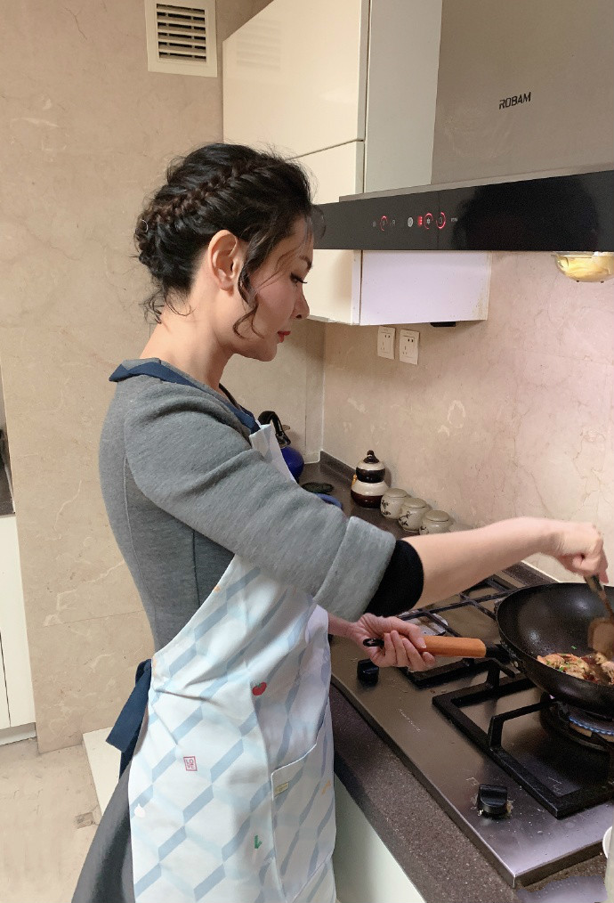 郭晓冬包饺子享晒照鼓励程莉莎下厨旧衣来回穿实至名归好媳妇