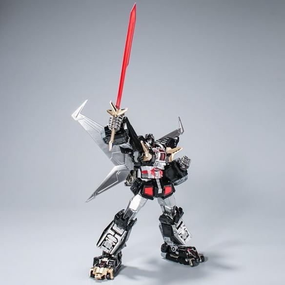 招牌武器"断空剑"除了普通版本之外,还附有发动断空光牙剑的特殊透明