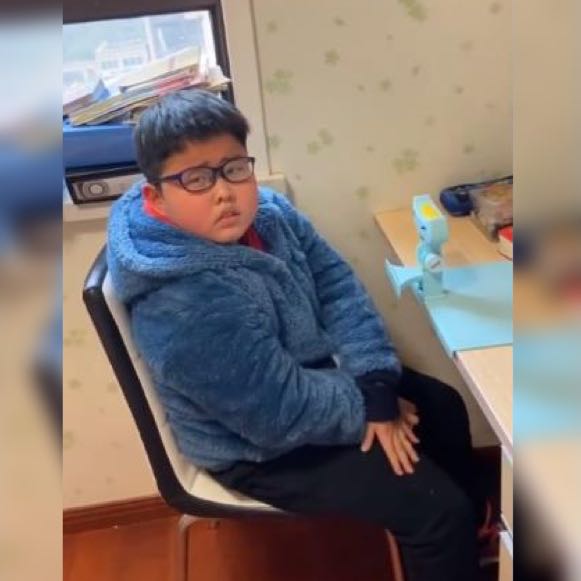 原创抓到一枚上网课正在偷偷睡觉的小男孩结局更是尴尬的不能再尴尬