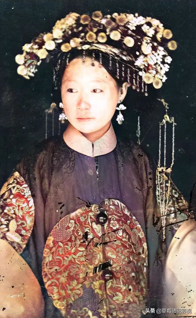 珍贵彩色老照片1869年清朝满女发型珠光宝气的贵妇