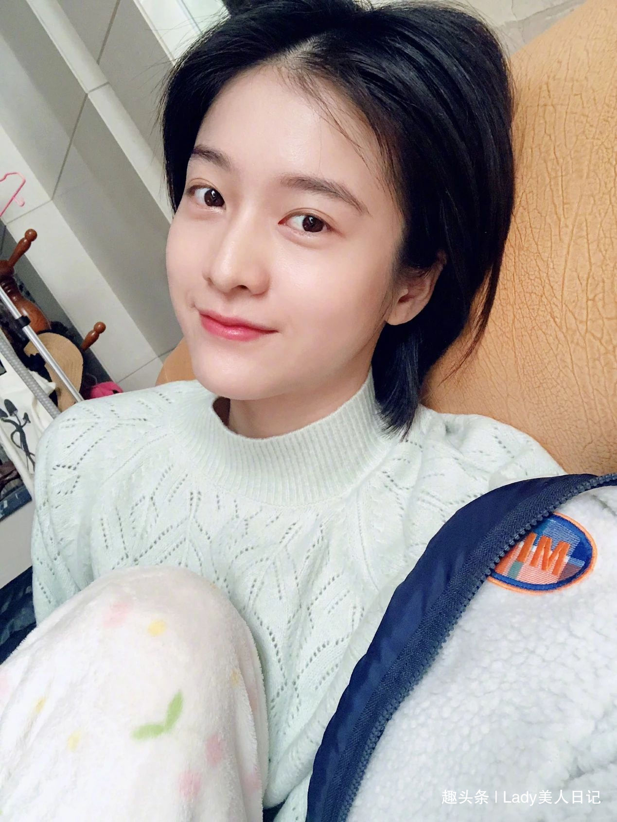 张雪迎又穿睡衣发自拍这回更随便直接葛优瘫在沙发上