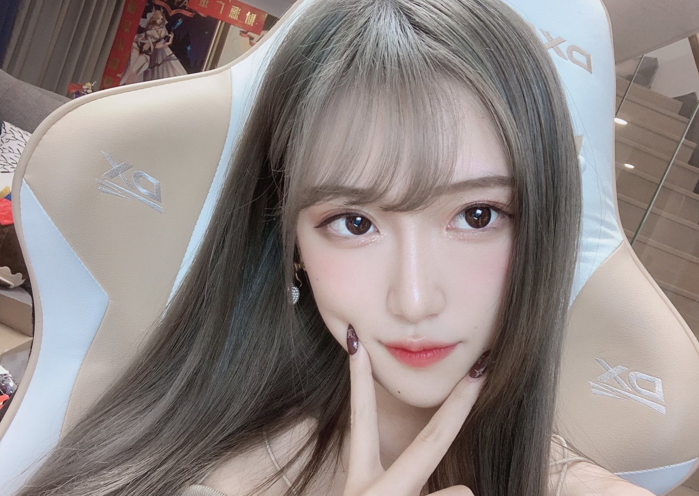 这次腐团儿的妆也不知道是什么情况,看起来脸上感觉