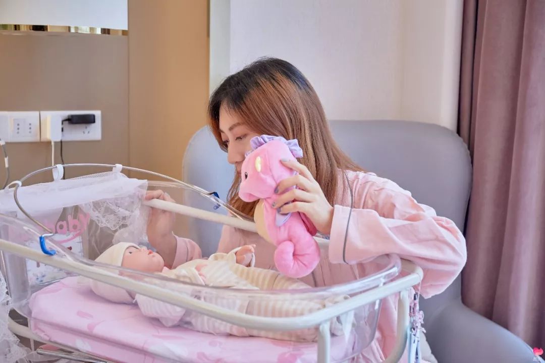 管控在家坐月子难免要应对复杂的人际小通简直想把这张床偷偷带回家!