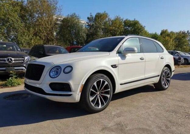 最新款宾利添越suv亮相!全新内饰 全景天窗,豪华不输保时捷卡宴