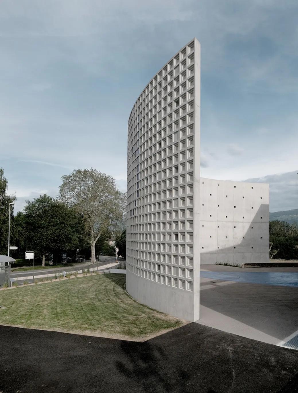 与工程学院大楼设计的策略是通过建造一堵雕塑墙作为建筑综合体入口