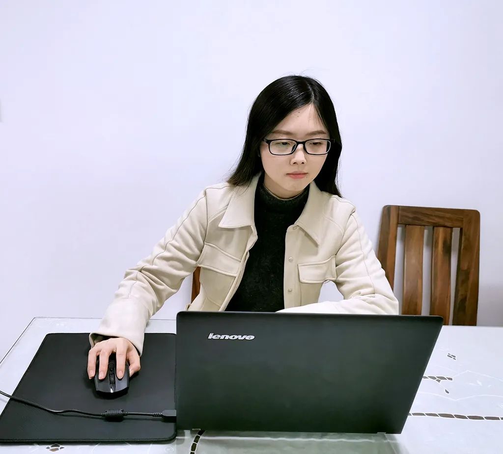 负责两周班会课内容的统筹组织,德之修工作室机电信息部的戴海娟,王娅