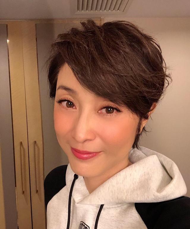 自拍照的陈法蓉红光满面