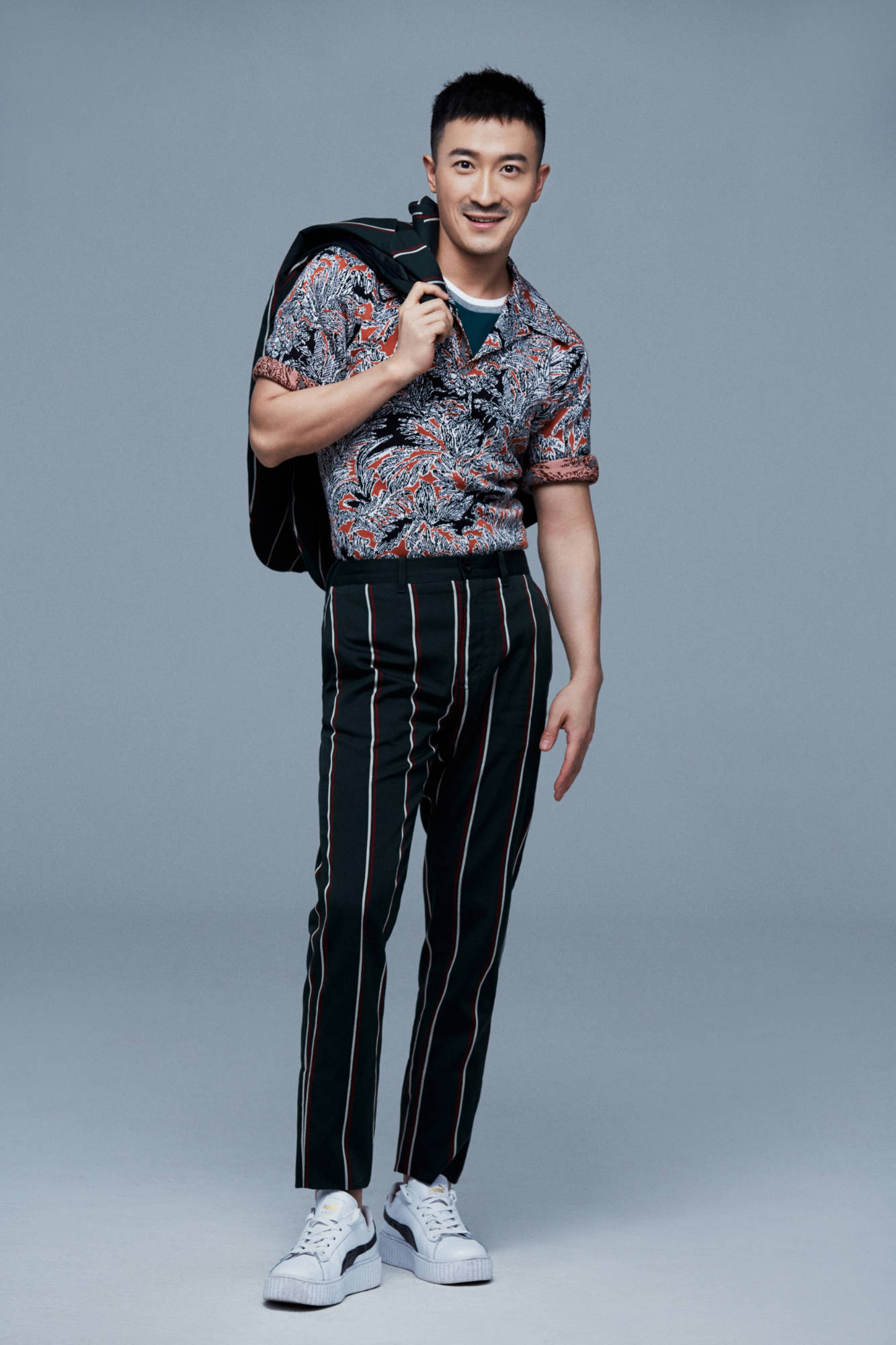 张铎释出春日写真大片率性雅痞彰显演员反转魅力