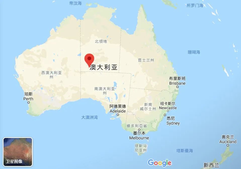 从地图上看也大致位于中心位置.△乌鲁鲁是澳大利亚的"精神心脏"