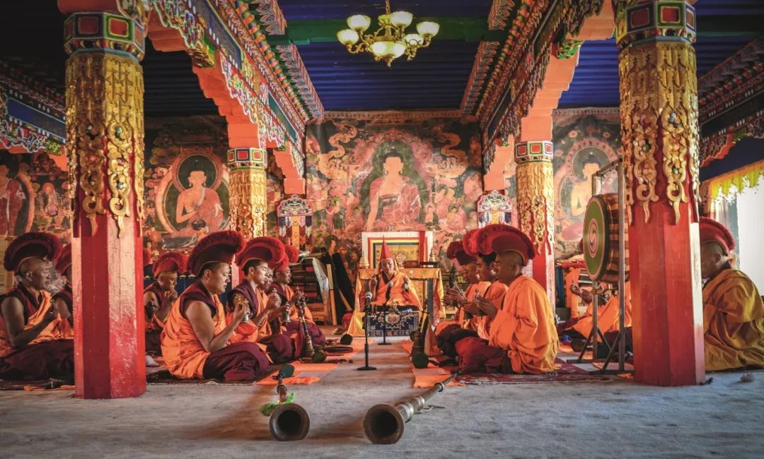 摄影/一心上图为藏洼寺的僧人在演奏觉囊派梵音古乐该古乐被誉为