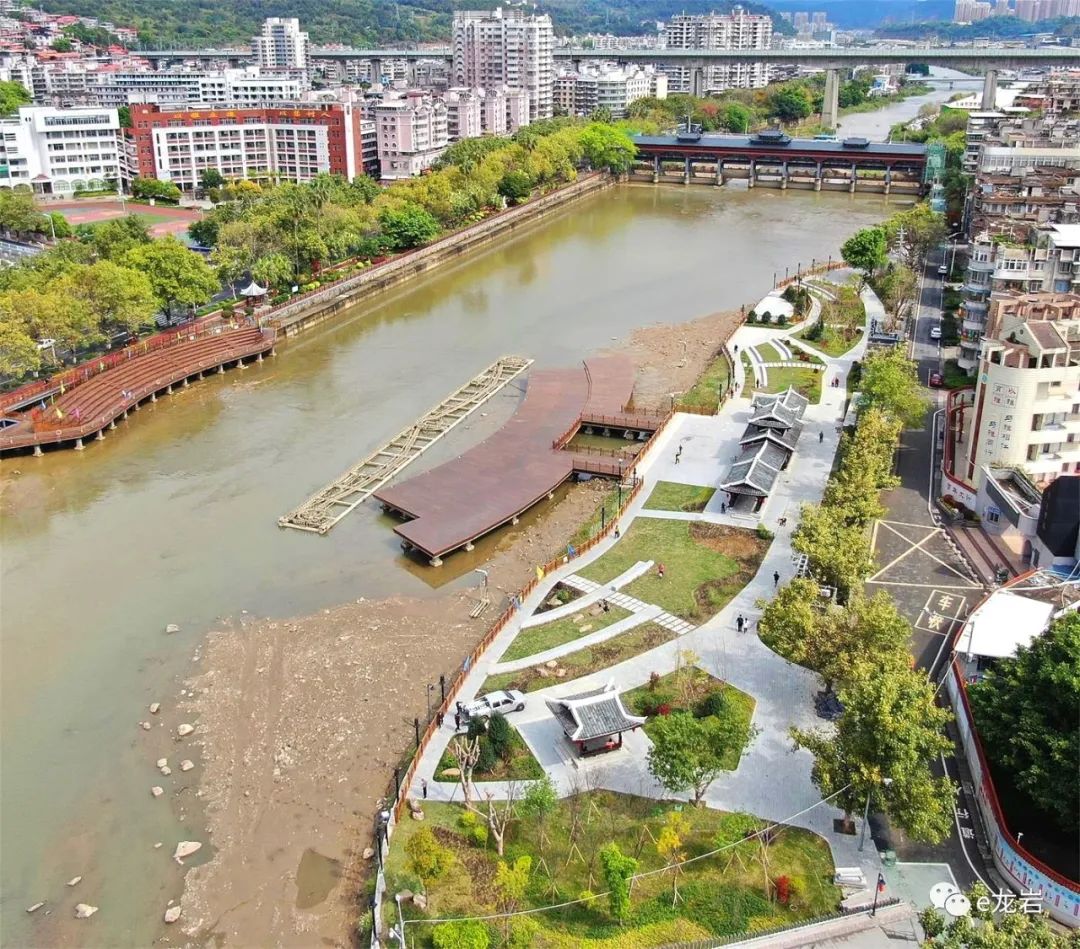 长虹卧波龙岩城区龙津河上增添一座大型仿古廊桥