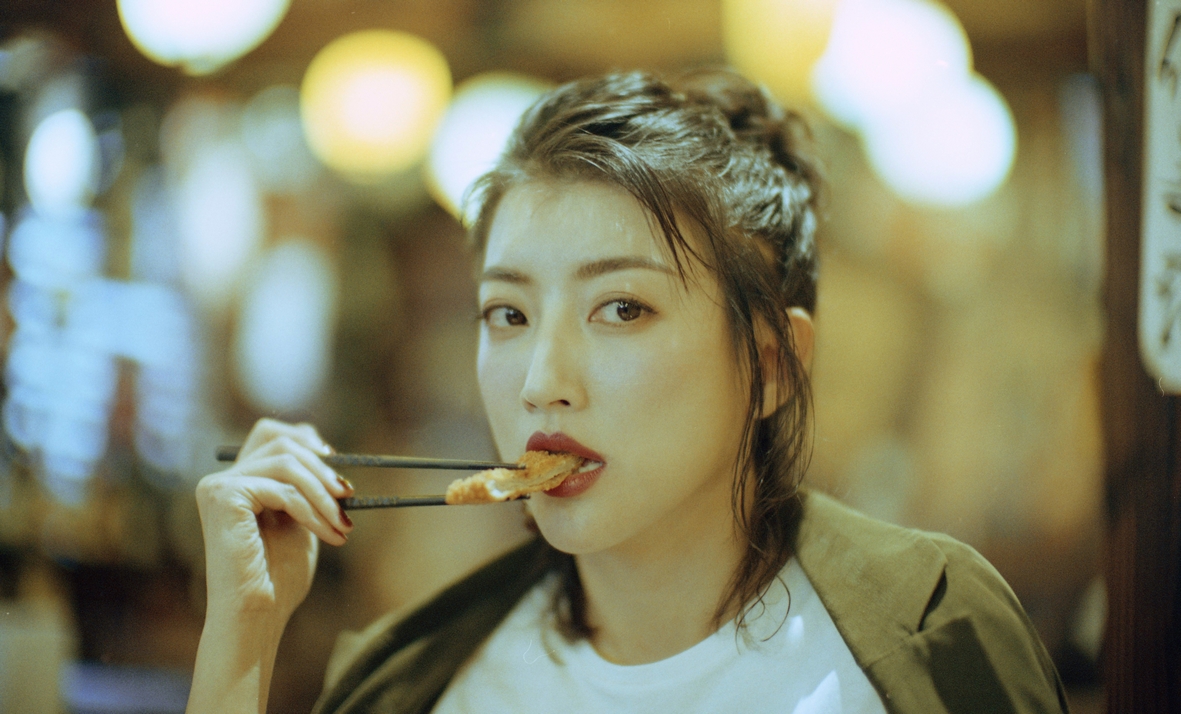 1/ 12 卫莱 卫莱新写真 卫莱写真文艺复古 卫莱表现力十足 卫莱阔腿裤