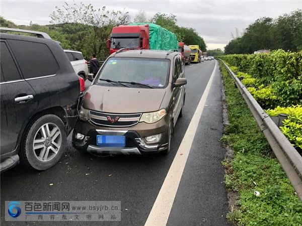 广昆高速发生一起6车连环追尾的道路交通事故