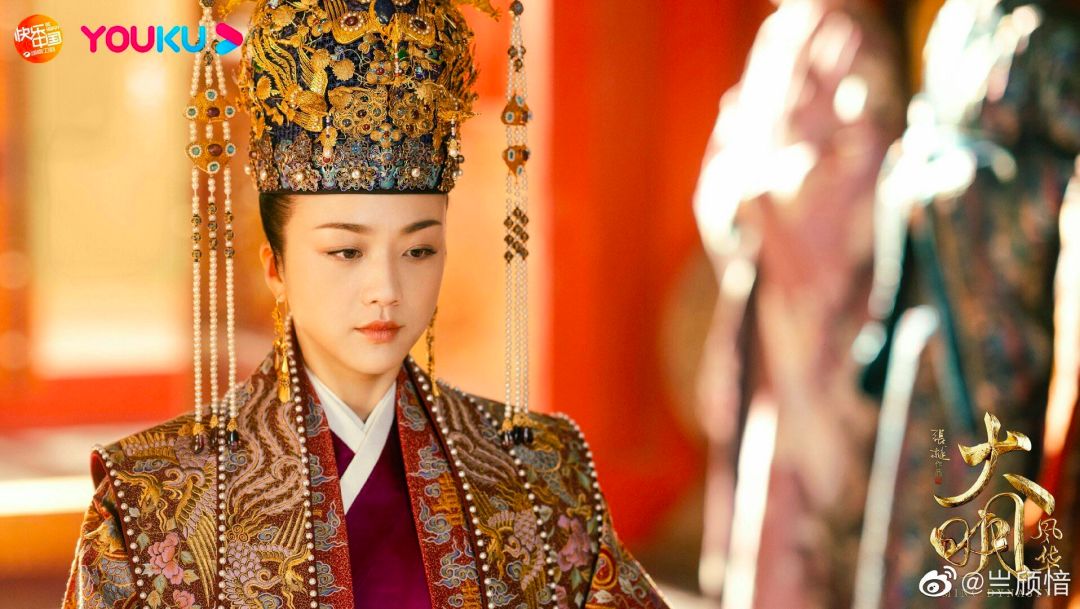 中凤冠造型《甄嬛传》华妃的凤冠造型还有这样的皇后的凤冠是这样子的