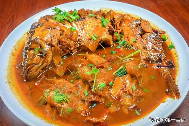 三斤草鱼配一斤五花肉用啤酒直接炖一道菜过上大鱼大肉的生活