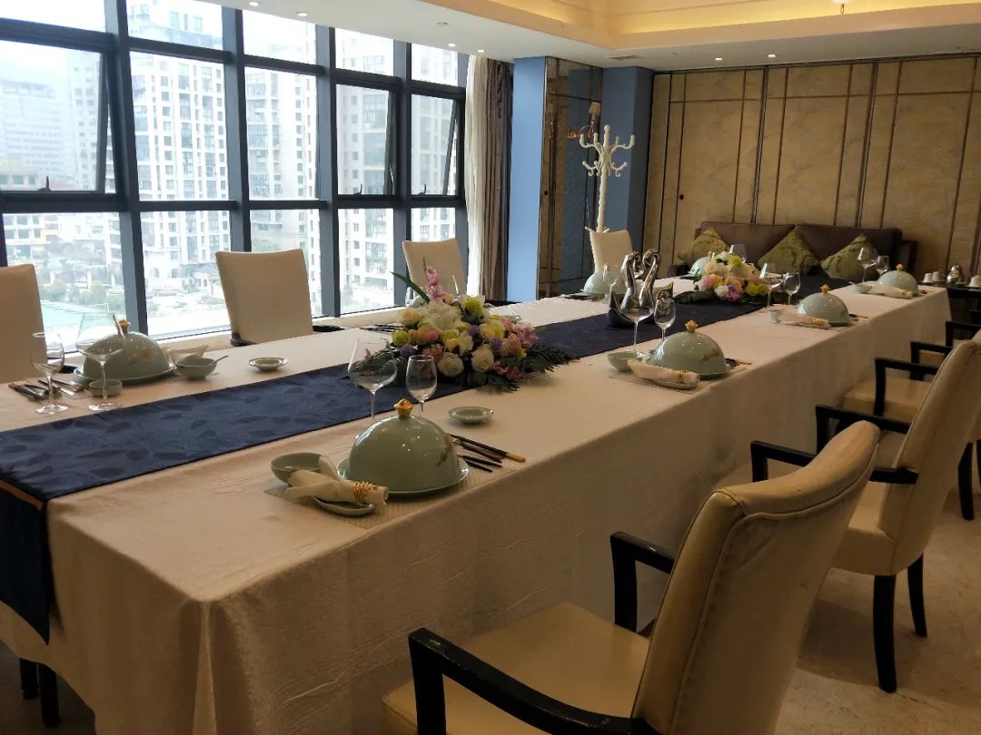 "新金龙大酒店今天开始恢复堂食,根据市里的相关文件要求,我们会让