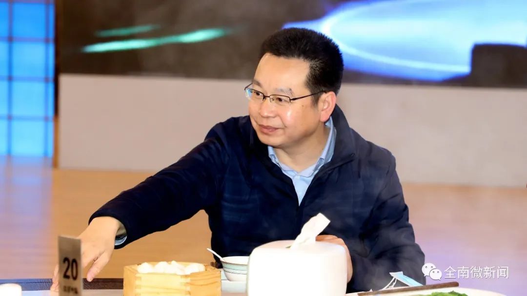 头条带头消费县委书记余钟华县长曾平下馆子