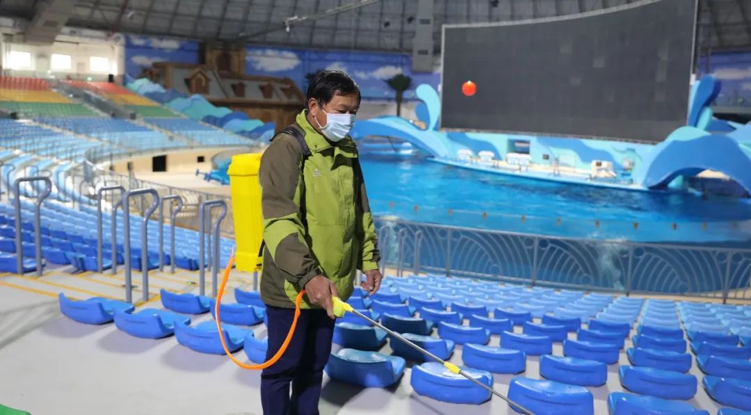 馆内定时定点消杀,清扫每日监测工作人员身体状况每日保持对海洋世界