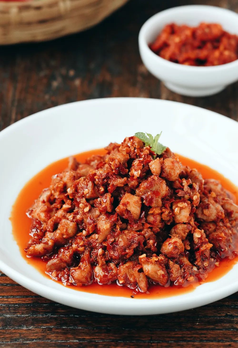 半成品的腊排骨,还有半成品韭菜花干巴菌蒸豆腐,半成品沾益糍粑辣子鸡