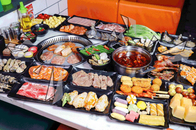 烤肉 火锅 拯救选择困难2团长发现了一间宝藏自助火锅烤肉 店,就藏在