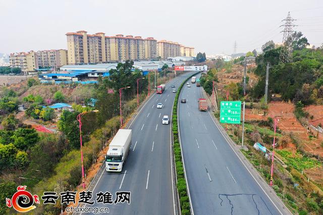 (记者 王 洪 摄)顺丰快递紫溪大道速运点的快递小哥正在分拣包裹,准备