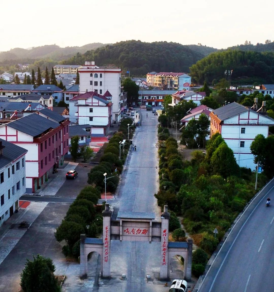 该村始建于北宋太平兴国年间,是新余之南大门,史称"喻南白沙,境内