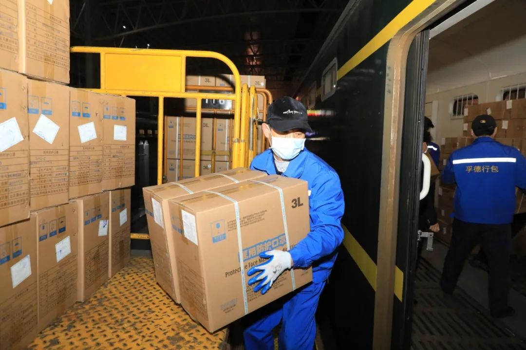 坐火车乘飞机16万多只口罩从南昌发往海外