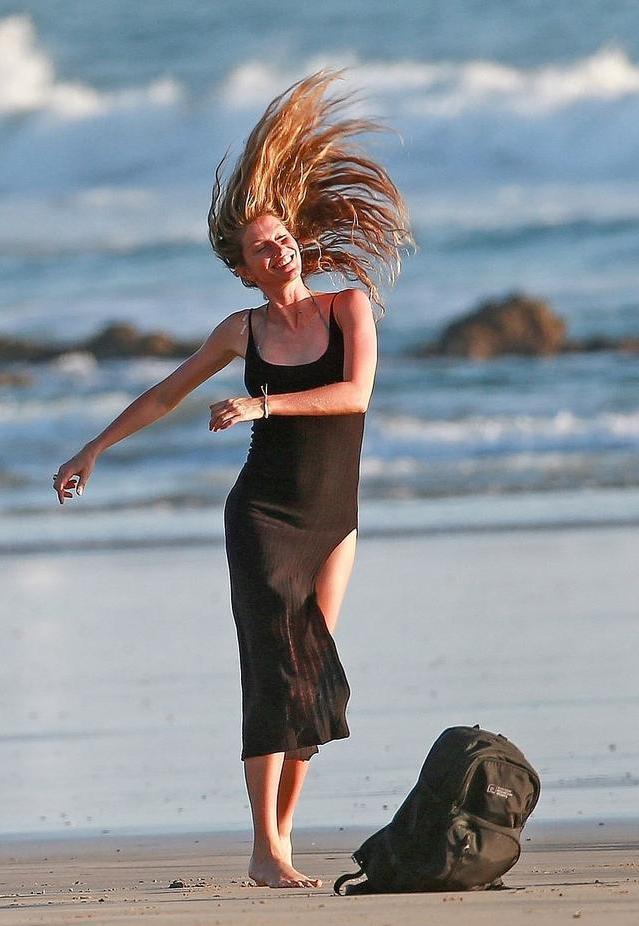 39岁吉娘娘不愧是最贵超模!海边穿波点比基尼身材绝,马甲线太赞