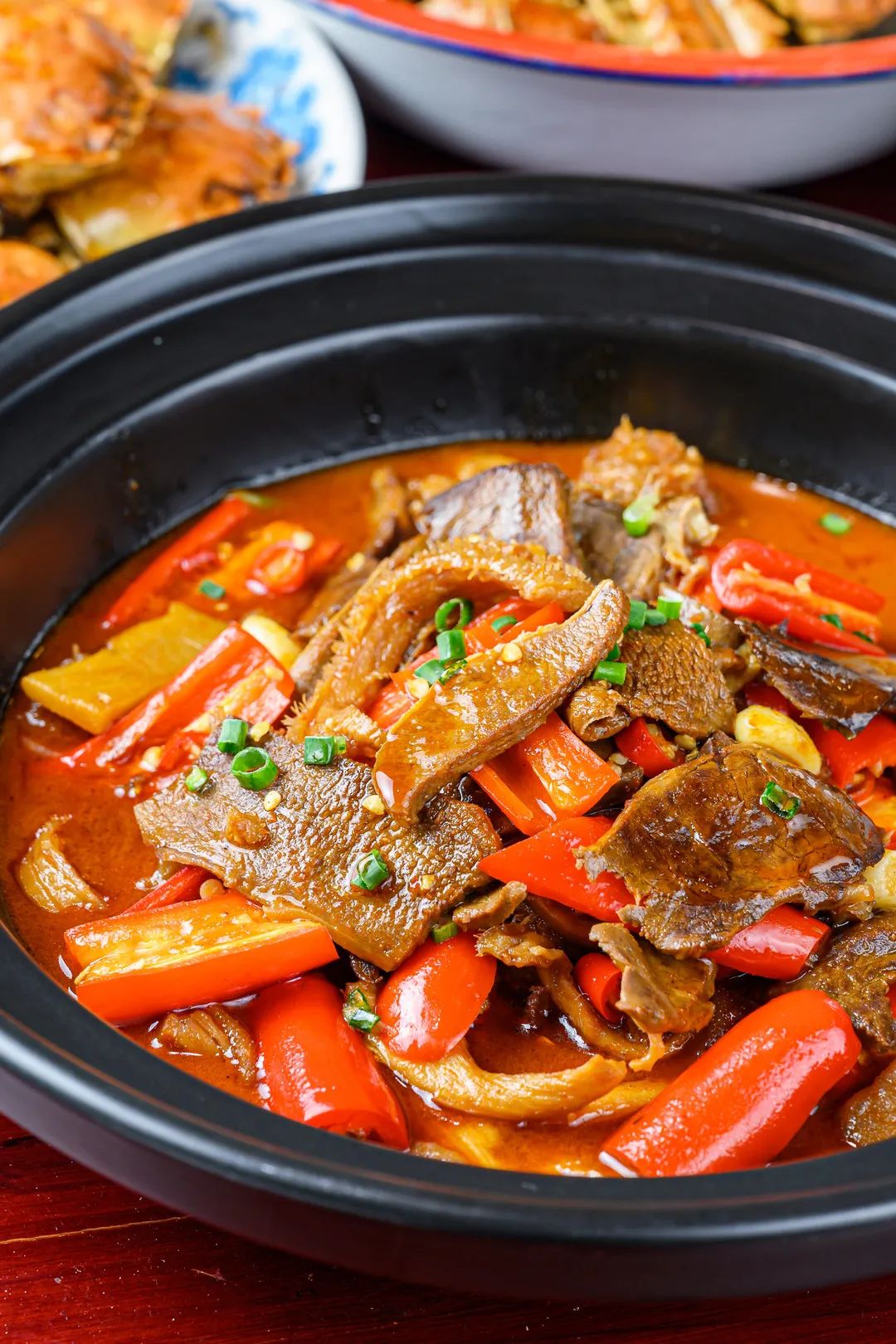 用多种调料急火猛炒,肉质入味,麻辣鲜香. 02. 牛三宝煲