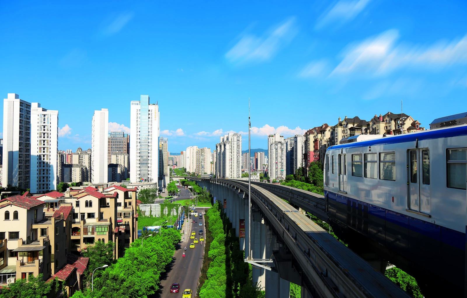 睹"魔幻城市"的真容,其中最负盛名的莫过于"轻轨穿楼"这一知名景点了