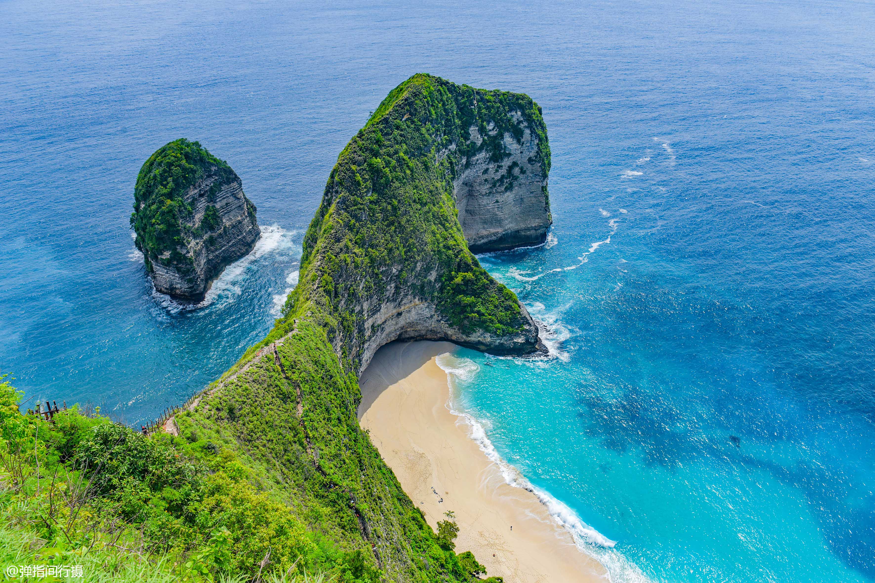 巴厘岛附近的原始小岛,海岛风光奇特,标志景点形似恐龙