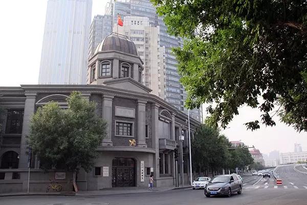这个始建于1862年的海关大楼如今依旧是一座地标式建筑赤峰桥旁,营口