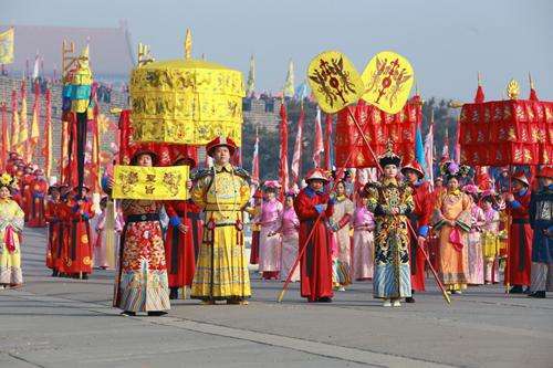 而且在太和殿举行隆重的仪式,所有的皇子大臣按照规格,出征要穿戎服