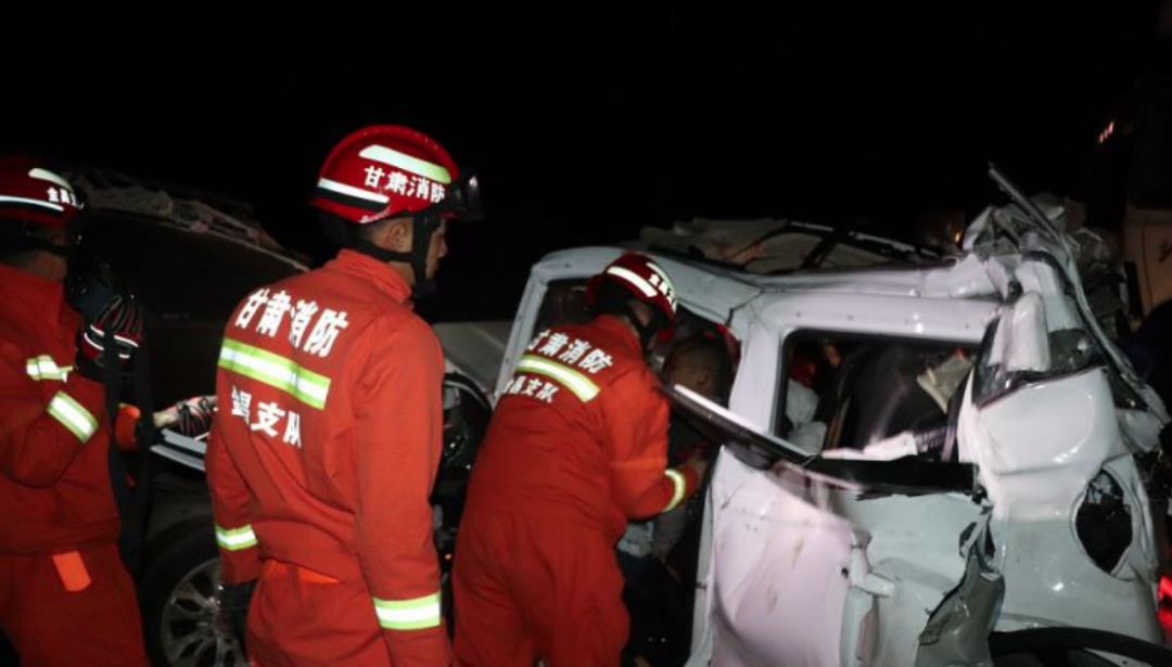 突发g30连霍高速甘肃金昌段9车连撞已致2死12伤