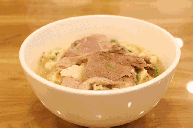 牛羊肉泡馍—老孙家饭庄金线油塔因外形缕缕金丝盘绕,层层塔楼相叠而