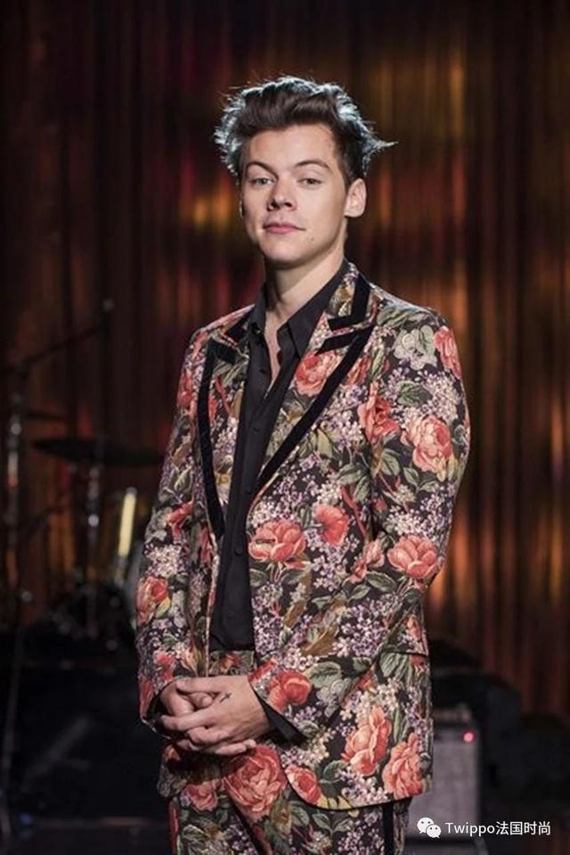 gucci在配色上的大胆也给到哈卷很多灵感.他越来越敢穿色彩.