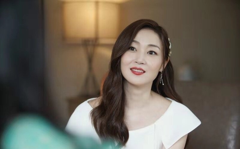 49岁万绮雯被拍与友人聚餐皮肤细腻如少女露齿笑依旧美艳