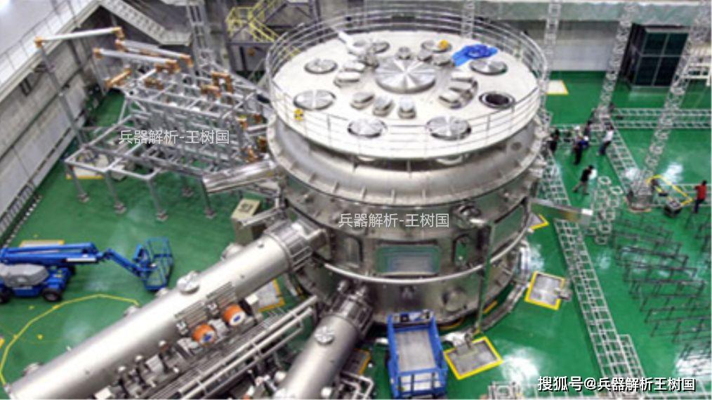 2万吨,搭载两座a1b核反应堆,发电量为尼米兹级核动力航母的三倍,并且a