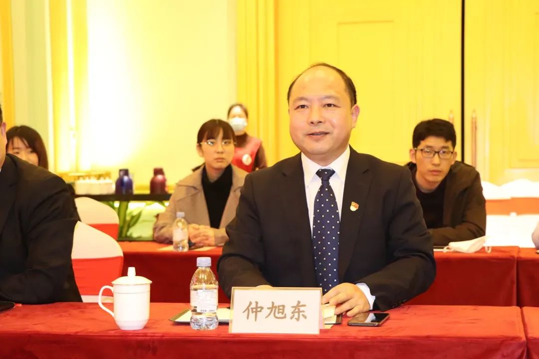 股份有限公司董事长彭雄兵介绍项目情况平湖市委副书记,市长仲旭东,副