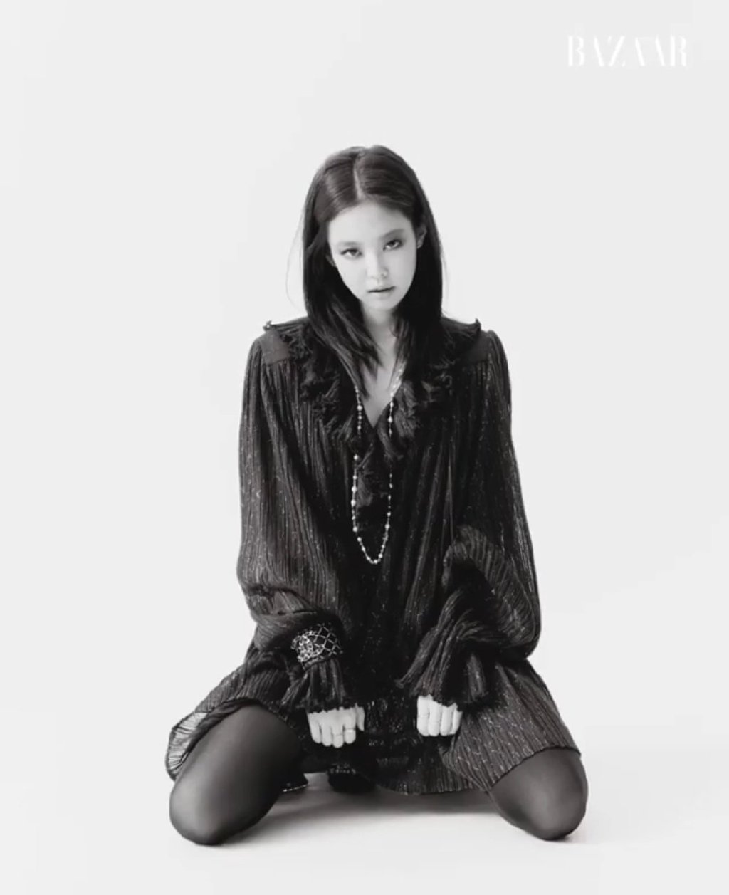 jennie《bazaarkorea》四月刊杂志内页公开!复古慵懒的都市女孩_动态